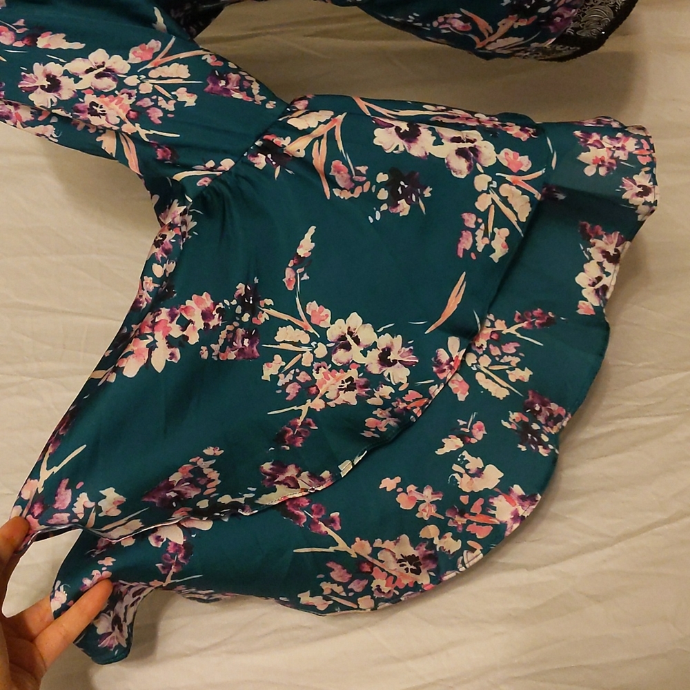 ✨5/$25✨ NWOT Devlin floral bell sleeve top - Picture 6 of 11